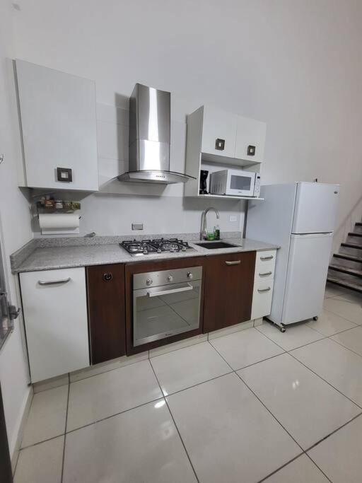 Apartment #6 Comodo, Tranquilo, Elegante Cerca De La Estacion Del Metro De La Cincuentenario Panama Stadt